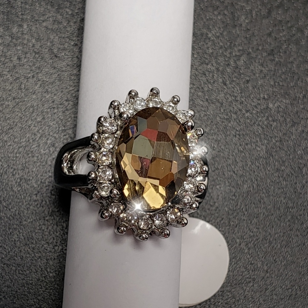 Beautiful ring - Picture 1 of 2